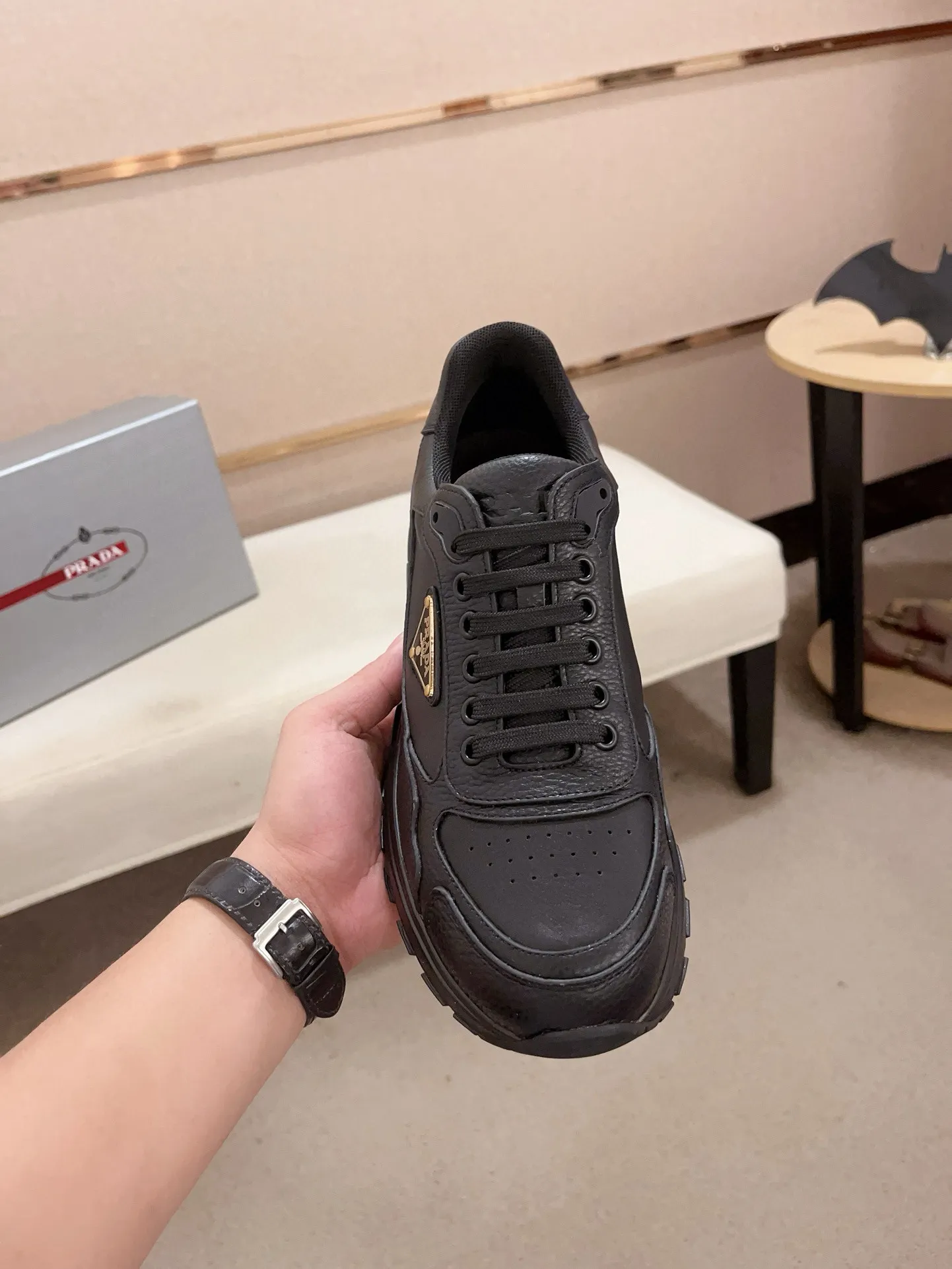Men's shoes 💰 580💰 ✔️✔️✔️High-quality new PRADA counters are launched simultaneously. The new men's shoes and 😘 fabrics are made of selected first-layer cowhide with superb craftsmanship. Lining: Full cowhide lining. 👍🏿 High-end ☄️ air-cushion molded anti-slip rubber outsole, exquisite lines, simple and elegant, comfortable and high-end for leisure travel. Code number: 38 to 45 (can be customized to 46 to 47, non-refundable)